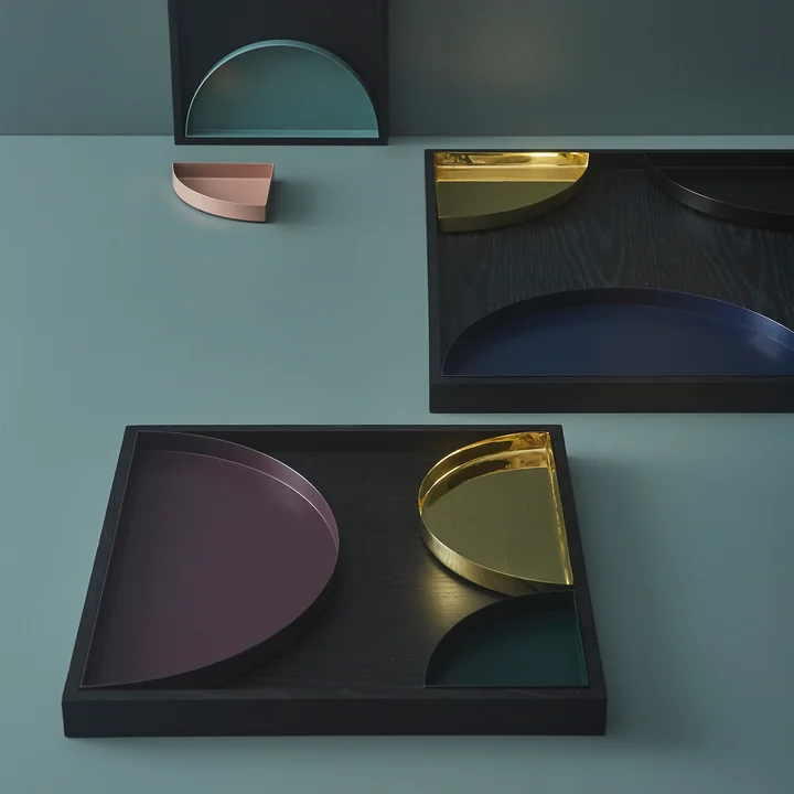 Das Unity Holztablett von AYTM in Kombination mit verschiedenen bunten Unity Tabletts