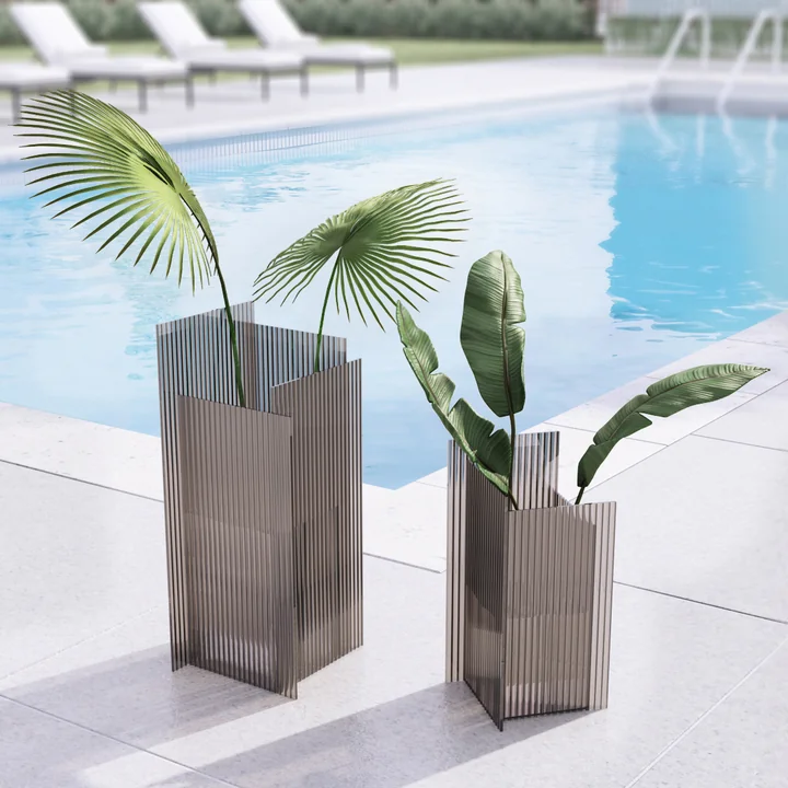 Die Flos Vase von AYTM in ihren verschiedenen Grössen im Freien an einem Pool