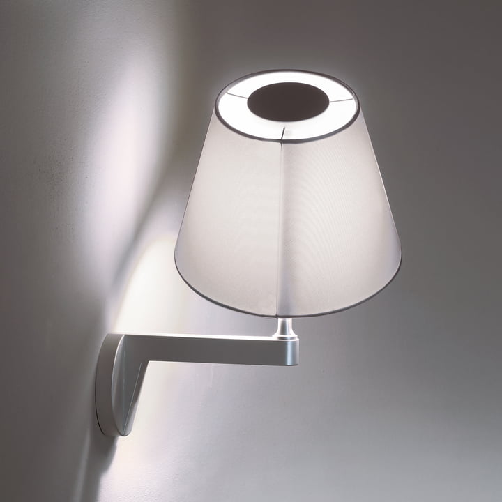 Die Melampo Parete Wandleuchte von Artemide besteht aus hochwertigen Materialien