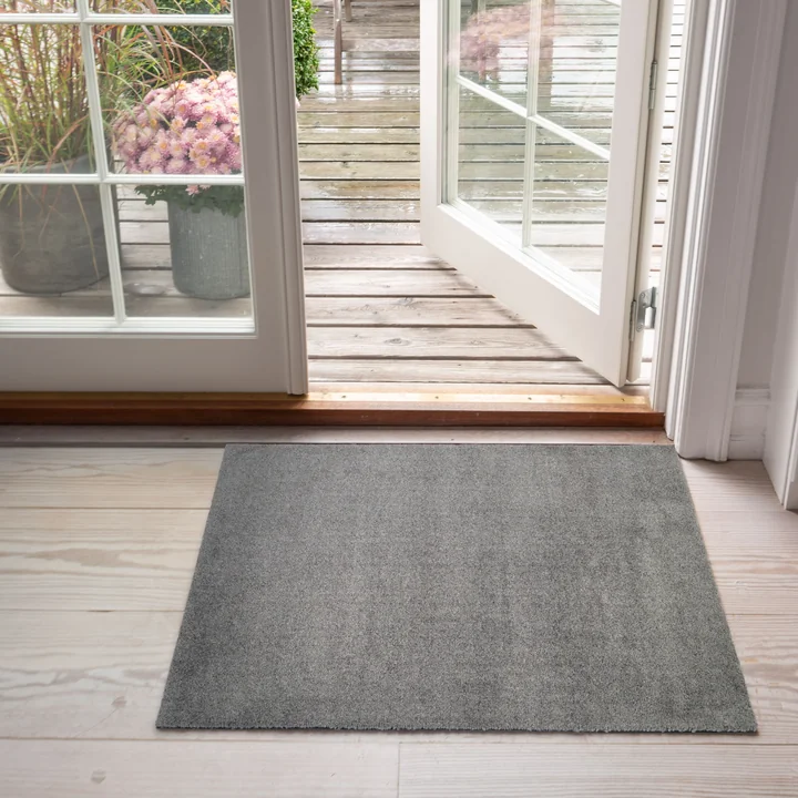Die Unicolor Fussmatte von tica copenhagen vor der Terrassentür