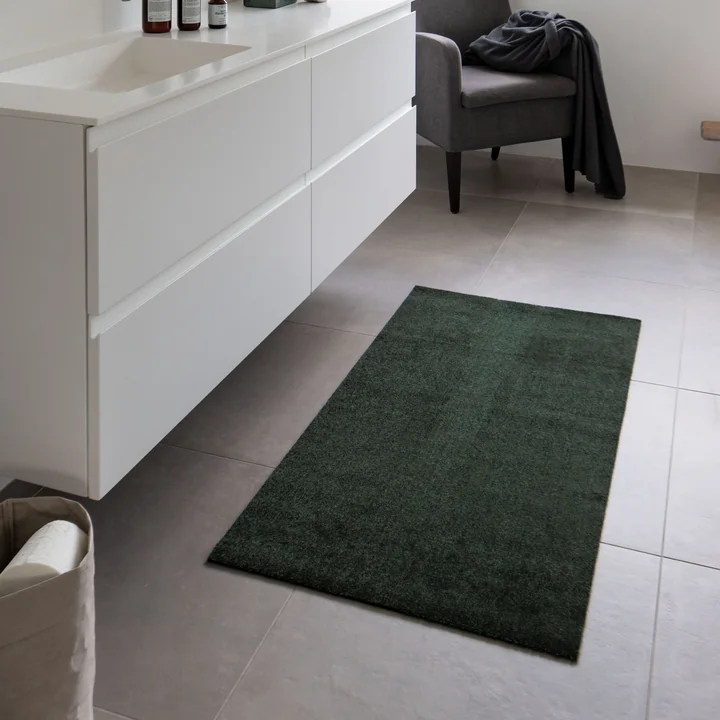 Die Unicolor Fussmatte von tica Copenhagen im Bad vor dem Waschbeckenschrank