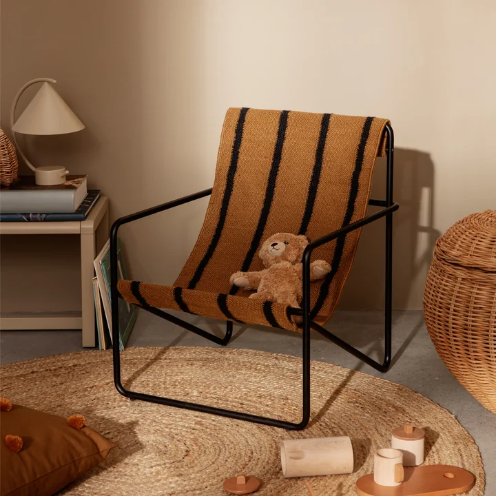 Der Desert Chair Kids von Ferm Living auf einem Jute-Teppich mit Kuscheltieren und Spielzeug