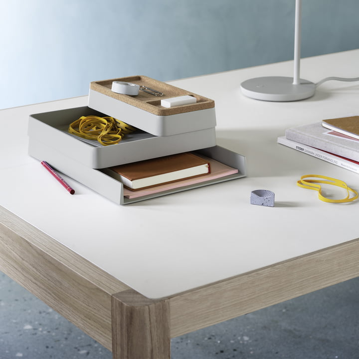 Der Arrange Desktop Organizer von Muuto auf einem weissen Schreibtisch neben einer Leuchte