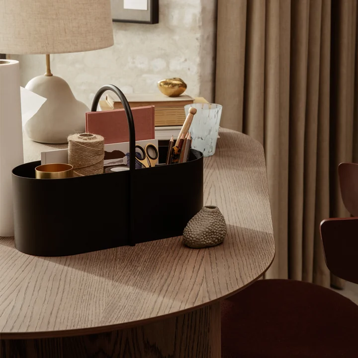 Die Grib Toolbox von Ferm Living mit Büroartikeln auf einem Holz-Tisch