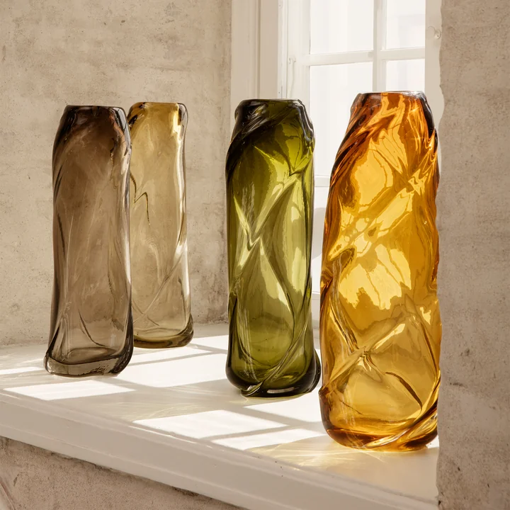Die Water Swirl Vase von Ferm Living in ihren verschiedenen Farben auf dem Fensterbrett