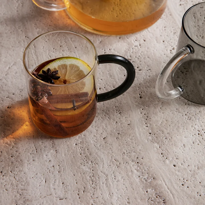 Die Still Tasse von Ferm Living in ihren verschiedenen Farben mit einem winterlichen Tee