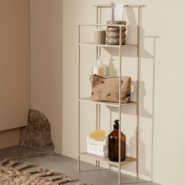 Das Dora Badezimmerregal von Ferm Living in cashmere mit Bad-Accessoires 
