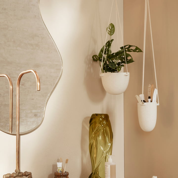Der Speckle Hänge-Blumentopf von Ferm Living in seinen verschiedenen Grössen im Bad neben einem Spiegel