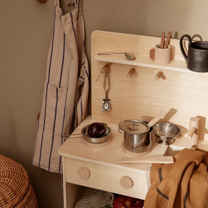 Das Toro Kinder Küchen-Set von Ferm Living in einer Spiel-Küche aus Holz