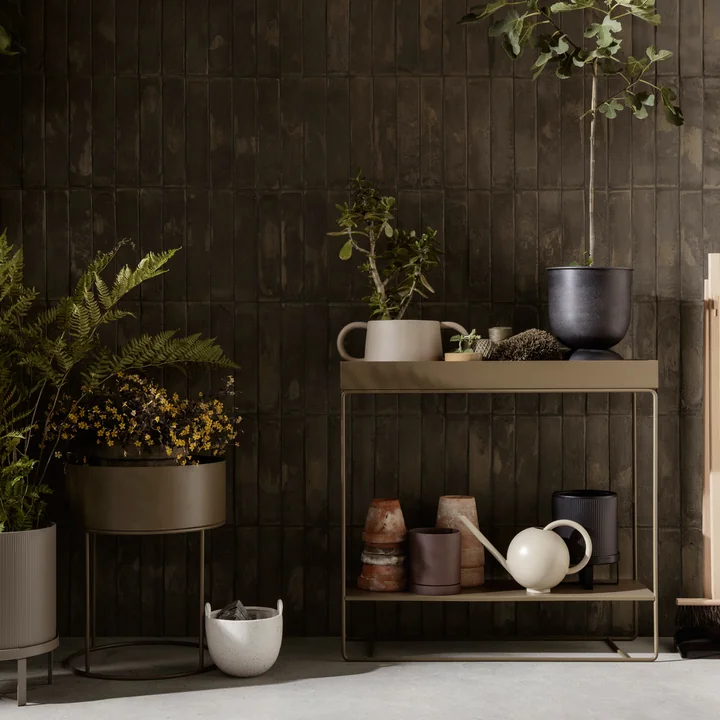 Die Plant Box von Ferm Living mit 2 Ebenen mit Pflanzen, Töpfen und weiteren Gartenutensilien