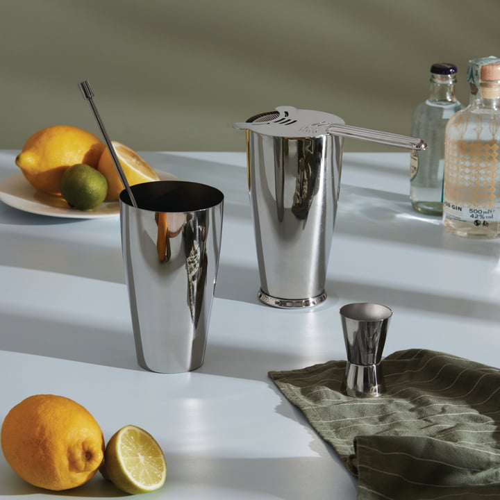 Das Boston Cocktail-Set von Alessi in Edelstahl neben Limetten und Gin