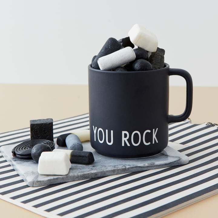 Der AJ Favourite Porzellan Becher von Design Letters in You Rock /schwarz gefüllt mit schwarz-weissen Süssigkeiten