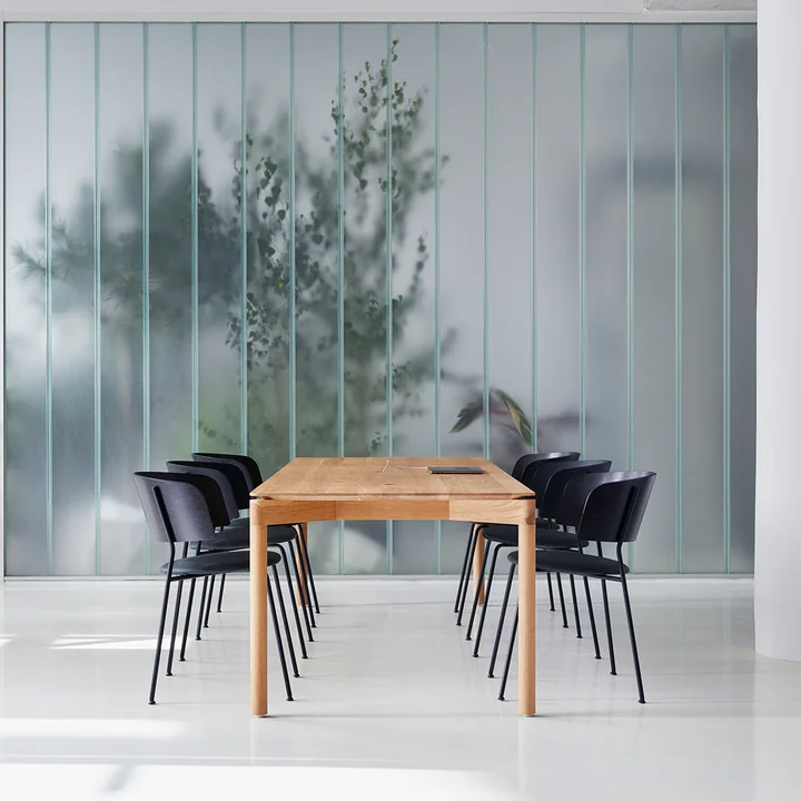 Der Wedekind Tisch von OUT Objekte unserer Tage ergänzt durch schwarze Stühle, ebenfalls von OUT