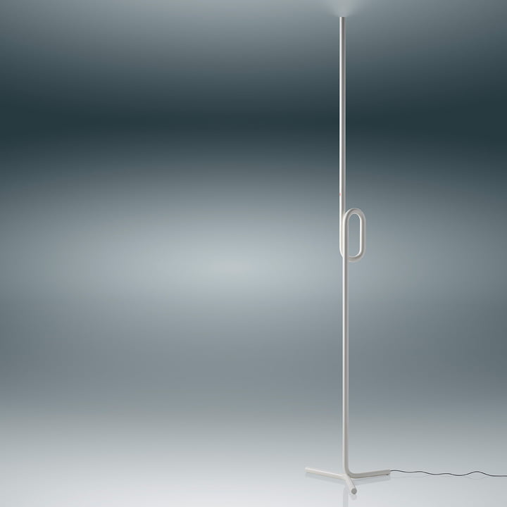 Die Tobia LED-Stehleuchte von Foscarini in weiss hat eine ausdrucksstarke Form