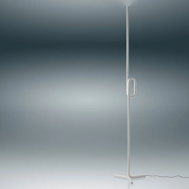 Die Tobia LED-Stehleuchte von Foscarini in weiss hat eine ausdrucksstarke Form