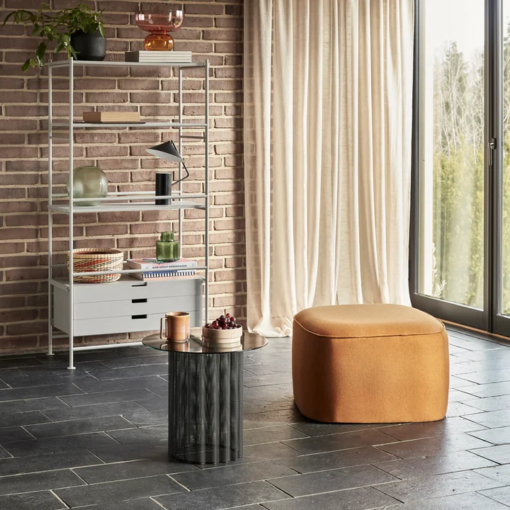 Die Metall Tischleuchte von Hübsch Interior in einem geräumigen Wandregal