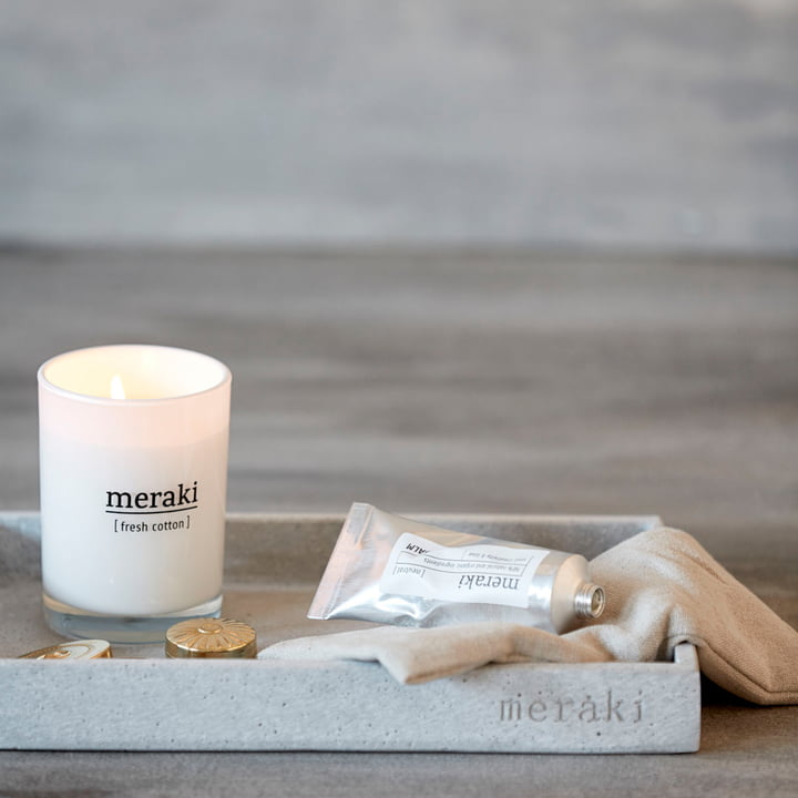 Die Duftkerze Fresh Cotton von Meraki auf einem Tablett
