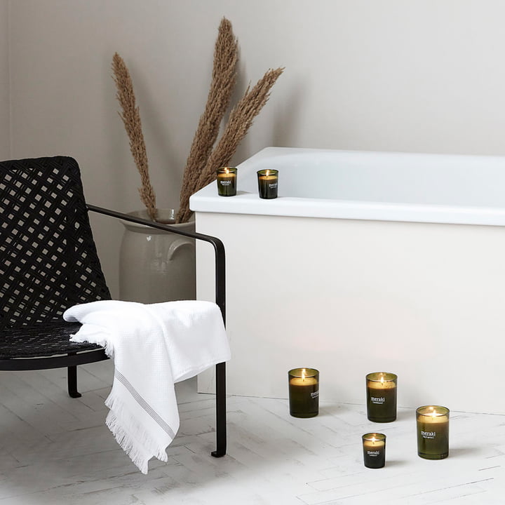 Die Duftkerze von Meraki neben einer Badewanne