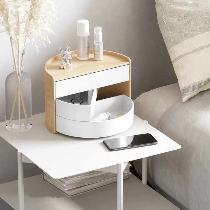 Die Moona Aufbewahrungsbox von Umbra in weiss / natur auf dem Nachttisch neben dem Bett