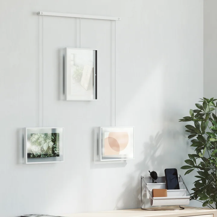 Der Exhibit Bilderrahmen von Umbra im 3er-Set über einer Kommode