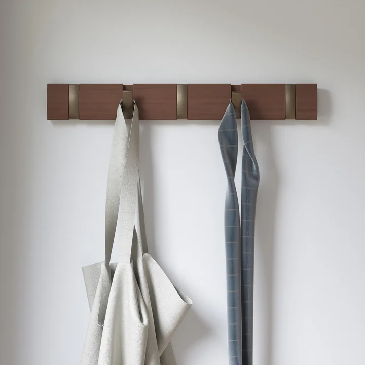 Die Flip Hook 5er Garderobenleiste von Umbra in Walnuss, hell / gold mit Tasche und Schal