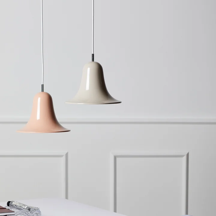 Zwei Pantop Pendelleuchten von Verpan vor einer weissen Wand