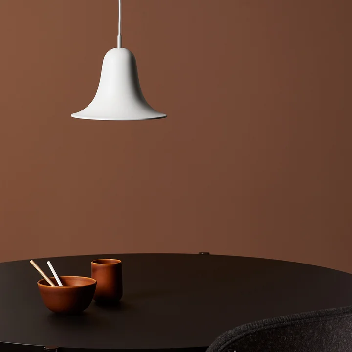 Die Pantop Pendelleuchte von Verpan mit ihrem glockenartigen Schirm