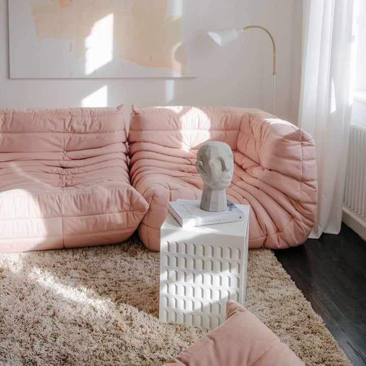 Hocker und Beistelltisch von Kartell im Wohnzimmer von Bloggerin Munich with us 