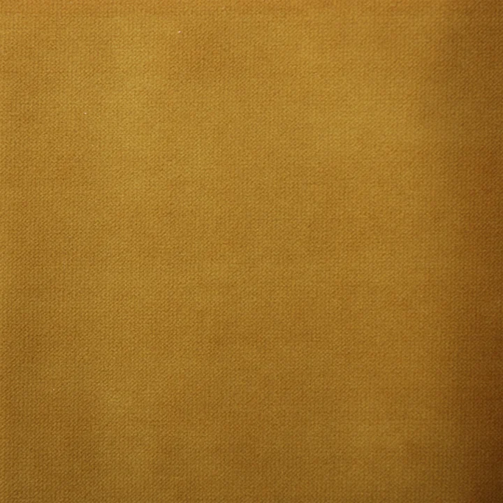 Der Samtstoff des Retro Sofas in Ocker