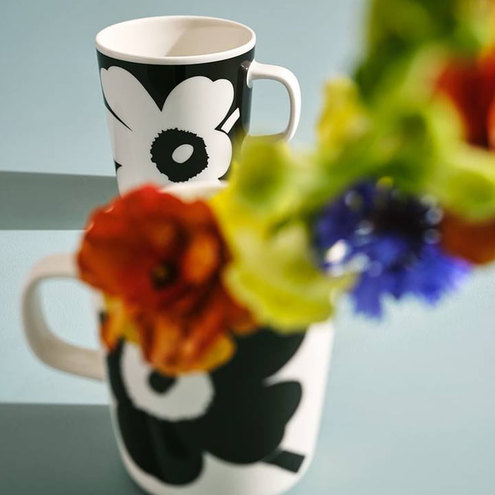 Das Unikko Muster von Marimekko auf zwei schwarz-weissen Bechern 