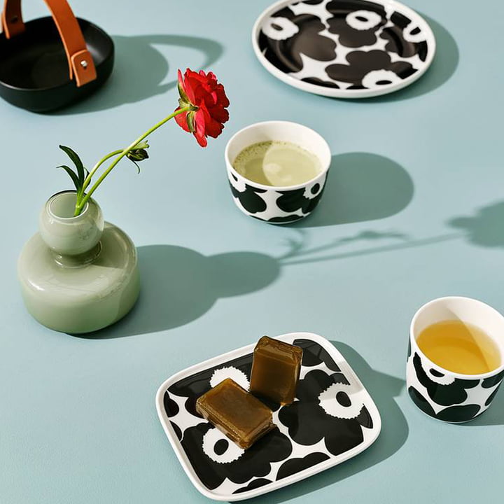 Das Unikko Muster von Marimekko auf Servierplatten und Bechern