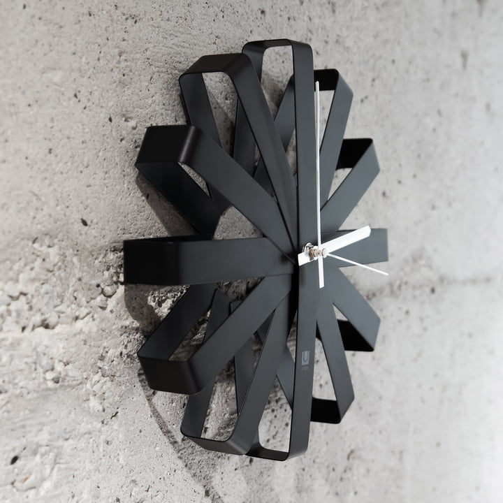 Die moderne Wanduhr Ribbon von Umbra