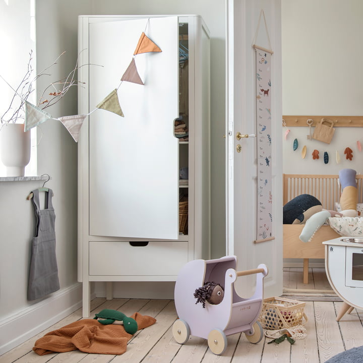 Der eintürige Kinder-Kleiderschrank von Sebra hinter der Tür im Kinderzimmer