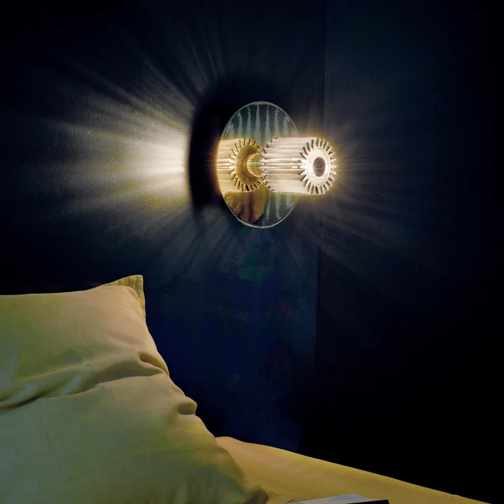 Die In the Sun Wandleuchte von DCW an der Wand über dem Bett