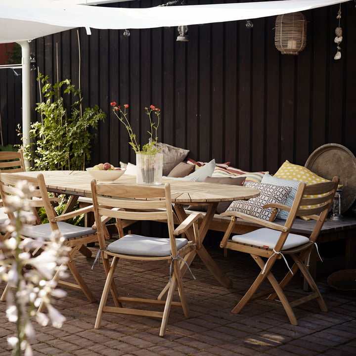 Teak-Tisch auf der Terrasse