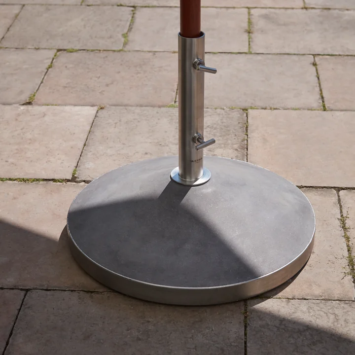 Der Capri Sonnenschirmfuss auf der Terrasse