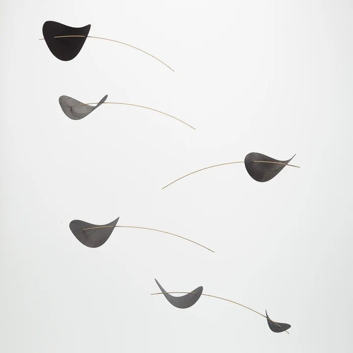 Das elegante Drifting Clouds Mobile in Schwarz