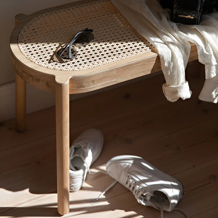 Schlanke Holzbank mit gemütlicher Sitzfläche