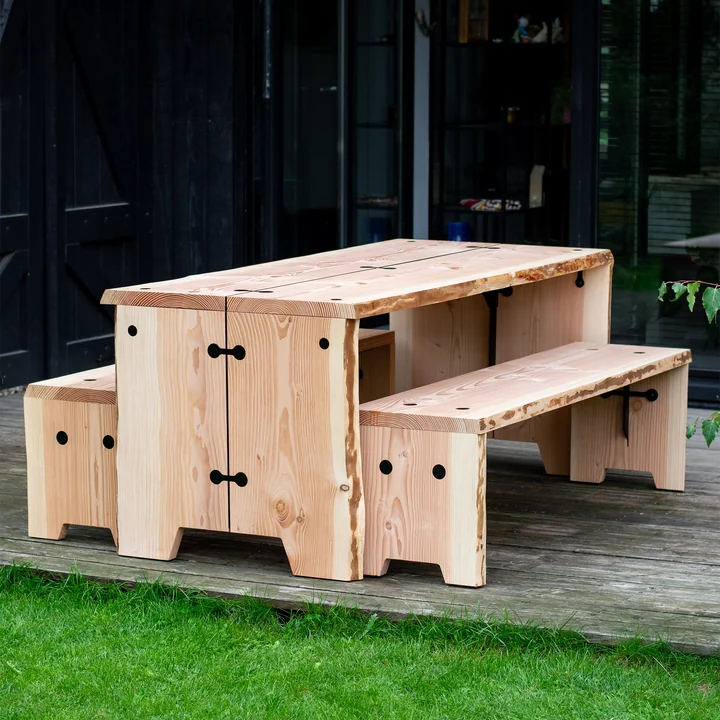 Die Forestry Gartenmöbel von Weltevree auf einer grossen Holz-Terrasse