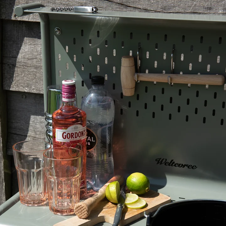 Der Waterworks Ablagetisch für Wasserhahn von Weltevree zum Cocktail-Zubereiten