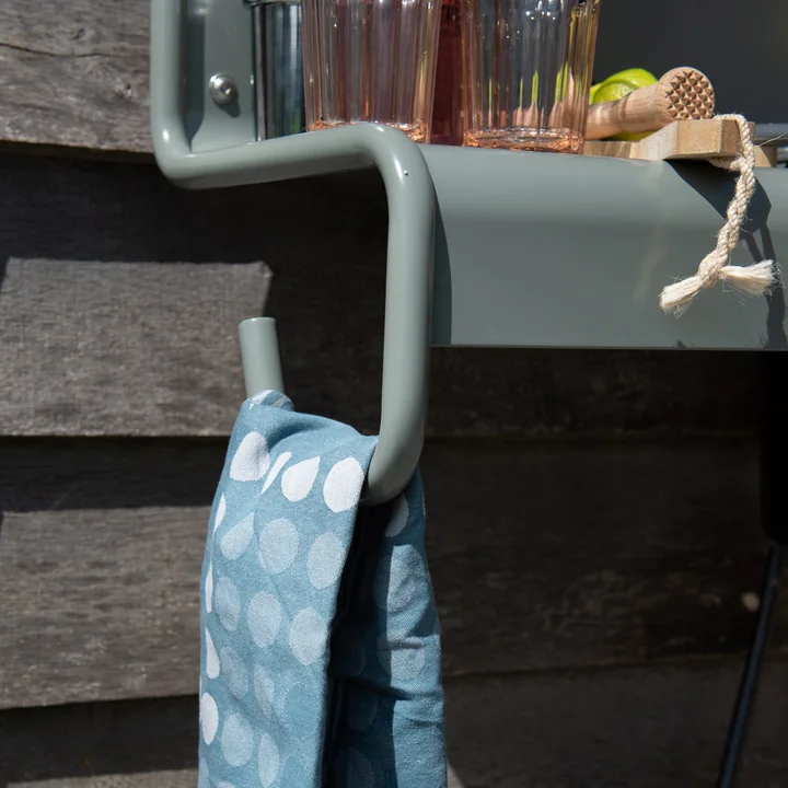 Der Waterworks Ablagetisch für Wasserhahn von Weltevree verfügt über einen grossen Haken