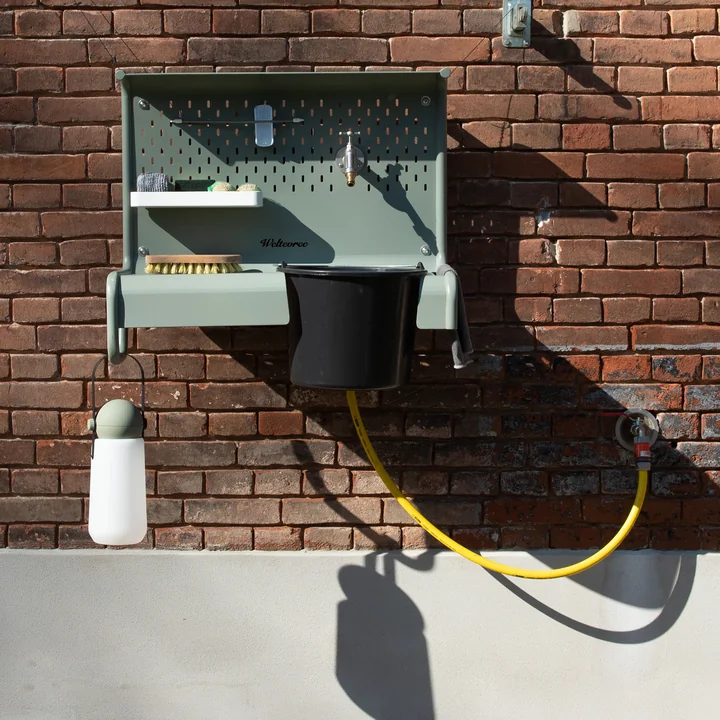 Der Waterworks Ablagetisch für Wasserhahn von Weltevree als Putzstation