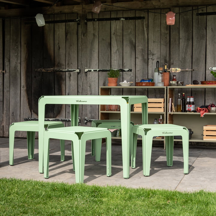Die Produkte der Bended Serie von Weltevree draussen vor einem Holzschuppen