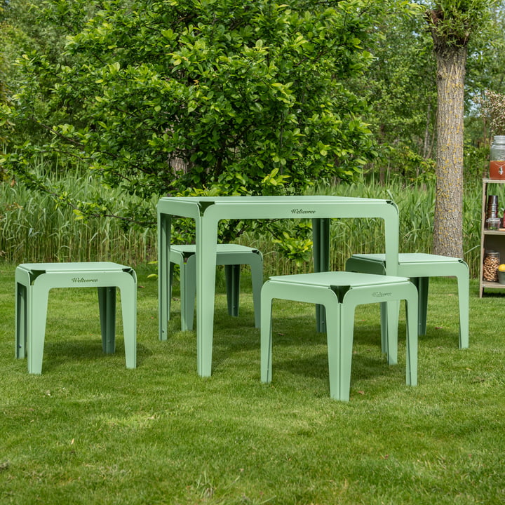 Die Hocker und der Tisch der Bended Serie von Weltevree auf dem Rasen