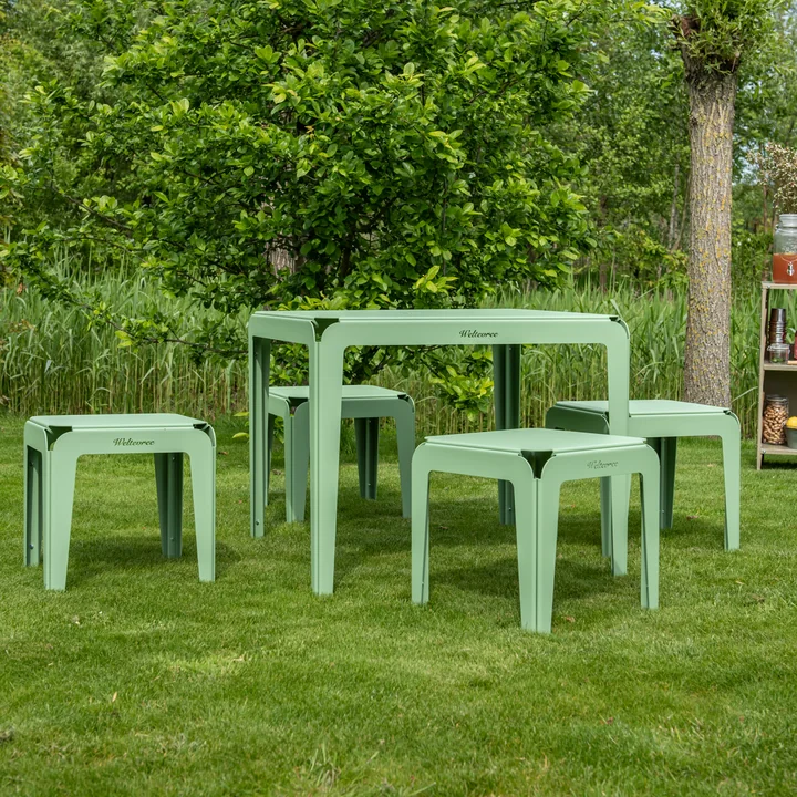 Die Hocker und der Tisch der Bended Serie von Weltevree auf dem Rasen