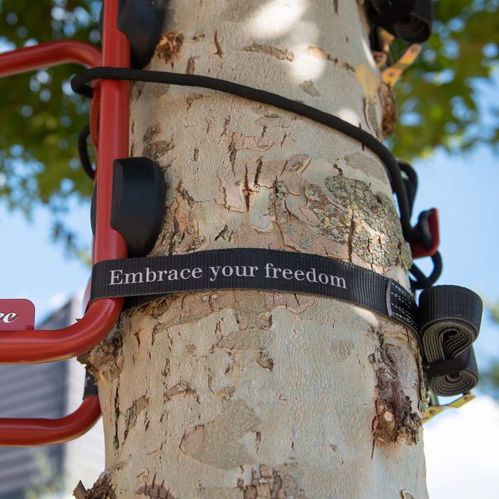 Die Zurrgurte der Swing Schaukel von Weltevree an einem Baum