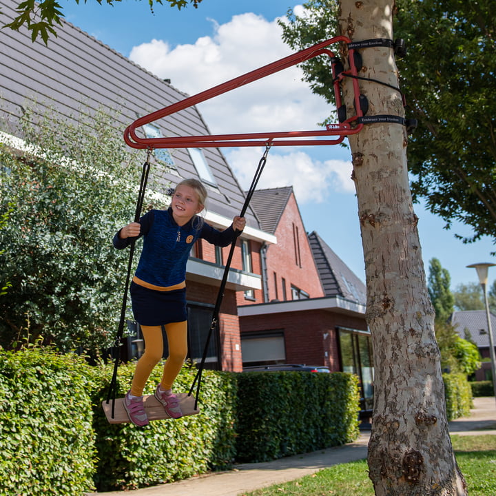 Die Swing Schaukel von Weltevree an einem Baum in einem Häuserviertel