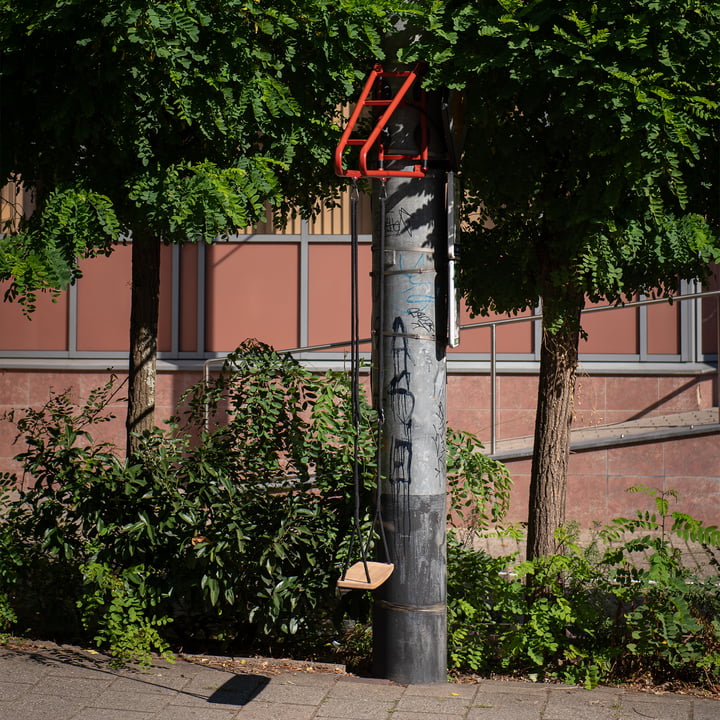 Die Swing Schaukel von Weltevree an einem Laternenmast an der Strasse