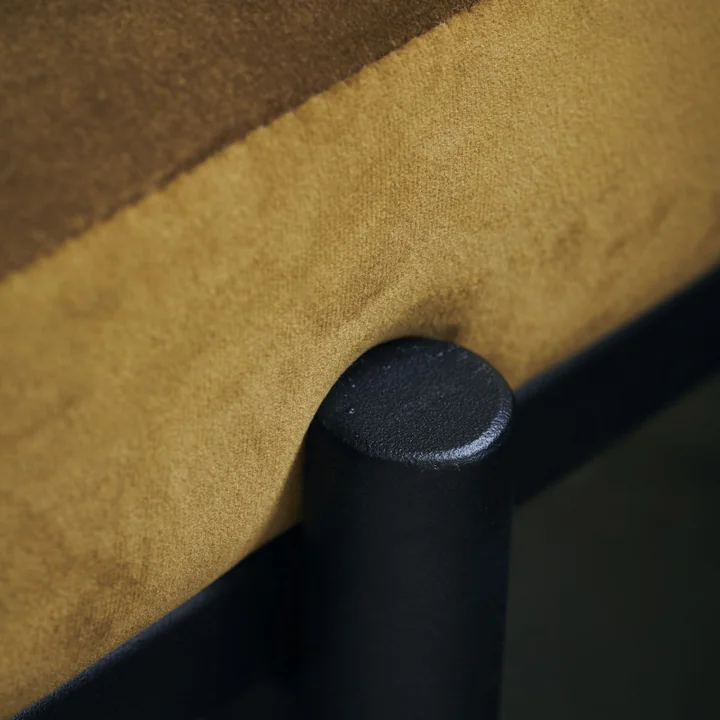 Die Lao Bank von House Doctor mit ihrem Samt-Bezug und dem Stahlgestell