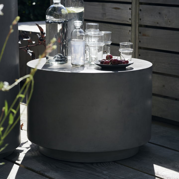 Der Out Beton Beistelltisch von House Doctor auf der Terrasse